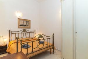 a bedroom with a bed and a mirror at Casa Bouganville in Posada