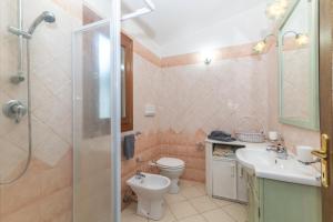 a bathroom with a shower and a toilet and a sink at Casa Bouganville in Posada