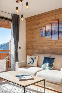 Χώρος καθιστικού στο Apartment Borealis, Alpe d Huez - by EMERALD STAY