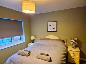 ein Schlafzimmer mit einem Bett mit zwei Kissen darauf in der Unterkunft Rabbit Haven- Near Bicester Village & Town - ShireStays in Bicester