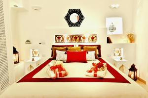 A bed or beds in a room at Stellaris Suite con Jacuzzi Vista Mare Még 28 kép