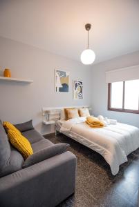 un dormitorio con una cama y un sofá en Jobeal City, en Santa Cruz de la Palma