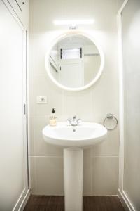 Un baño con un lavabo blanco y un espejo. en Jobeal City, en Santa Cruz de la Palma 22 fotos más