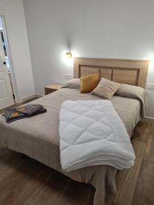 Un dormitorio con una cama grande con sábanas blancas. en Villa Ainara Aguadulce, en Aguadulce