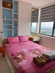 ein rosa Bett in einem Zimmer mit Fenster in der Unterkunft Châu Gia homestay in Thôn Văn Dương + 23 Fotos