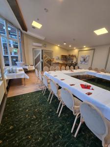 a conference room with a long table and chairs at Hotel Bördehof, direkt an der A2 & A14, Restaurant, Tagung, individuell in Barleben +13 photos