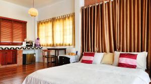Postel nebo postele na pokoji v ubytování Baan Bhuwann Holiday Apartment