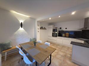a kitchen and dining room with a wooden table and chairs at Ferienhaus Am Schillerplatz in Eisenach +12 photos