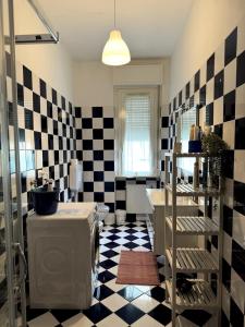 ein Badezimmer mit schwarz-weiß kariertem Boden in der Unterkunft A Crema da Nicola&Laura troverete Comfort e Relax in Crema