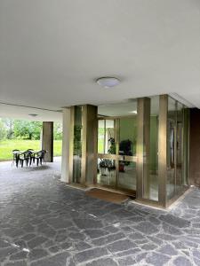 ein leeres Gebäude mit Glastüren und einer Terrasse in der Unterkunft A Crema da Nicola&Laura troverete Comfort e Relax in Crema