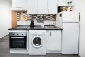 kuchnia z pralką i zlewem w obiekcie Casa Zoe - Apartamentos en Suite Budha - Buenas vibras! Edificio #LasNaciones w mieście Benalmádena