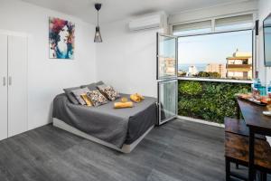 sypialnia z łóżkiem i balkonem w obiekcie Casa Zoe - Apartamentos en Suite Budha - Buenas vibras! Edificio #LasNaciones w mieście Benalmádena