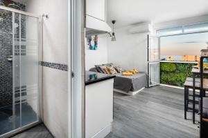 kuchnia i salon z kanapą w obiekcie Casa Zoe - Apartamentos en Suite Budha - Buenas vibras! Edificio #LasNaciones w mieście Benalmádena +37 zdjęć