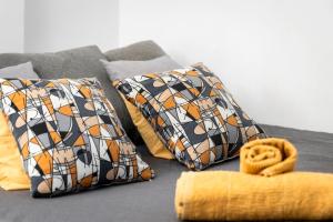 grupa poduszek na kanapie w obiekcie Casa Zoe - Apartamentos en Suite Budha - Buenas vibras! Edificio #LasNaciones w mieście Benalmádena