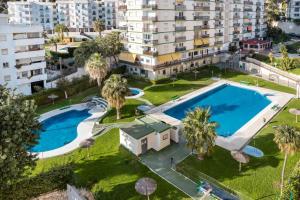 widok z powietrza na duży basen przed budynkiem w obiekcie Casa Zoe - Apartamentos en Suite Budha - Buenas vibras! Edificio #LasNaciones w mieście Benalmádena