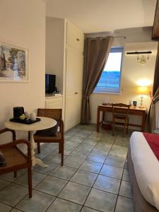 TV a/nebo společenská místnost v ubytování Logis Hôtel La Bastide des Monges