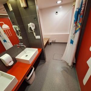 a bathroom with a sink and a mirror at Hostel Casa Ibarrola in Pamplona