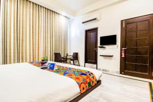 Ένα ή περισσότερα κρεβάτια σε δωμάτιο στο FabHotel Jaipur Villa +17 φωτογραφίες