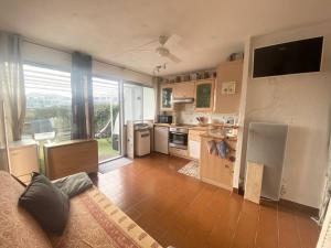 salon z kuchnią z dużym oknem w obiekcie AS22947-Studio cabine résidence direct sur plage w mieście Le Grau-du-Roi