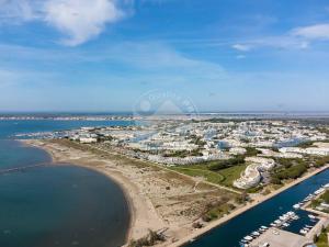 widok z lotu ptaka na ośrodek wypoczynkowy na plaży w obiekcie AS22947-Studio cabine résidence direct sur plage w mieście Le Grau-du-Roi