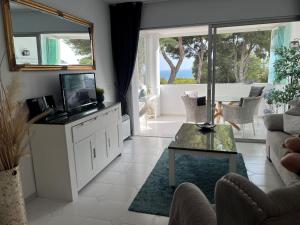Televízia a/alebo spoločenská miestnosť v ubytovaní Miraflores Jardin B 32, pool, wifi in Mijas Costa