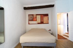 Ένα ή περισσότερα κρεβάτια σε δωμάτιο στο Grand 2 pièces calme au coeur de Cotignac