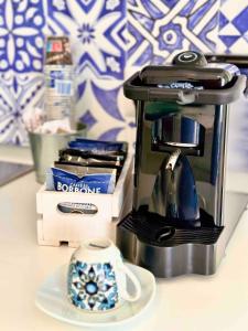 Příslušenství pro přípravu čaje a kávy v ubytování Villa Dolena Marzamemi, Sicilia