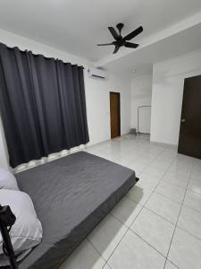 a bedroom with a bed and a ceiling fan at Homestay Iris Puncak Alam l Bersebelahan Hospital UiTM Puncak Alam l Teres 2 Tingkat in Bandar Puncak Alam