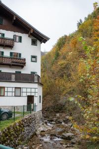 un edificio su una collina vicino a un fiume di FarawayHomes Studio St Wolfgang #6 a St. Wolfgang