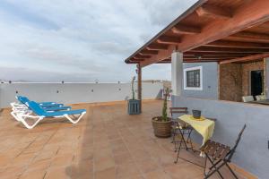 a patio with chairs and a table on a roof at Las Catalinas in Gran Tarajal