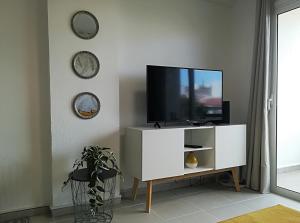 soggiorno con TV su un armadio bianco di KC home abroad a Playa de las Americas