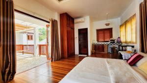 Postel nebo postele na pokoji v ubytování Baan Bhuwann Holiday Apartment