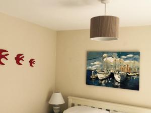 A television and/or entertainment center at Pier Inn Cottage 