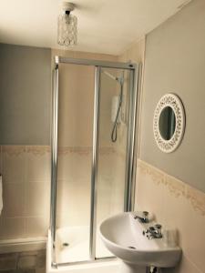 A bathroom at Pier Inn Cottage 