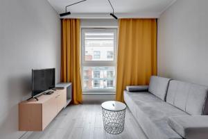 Televízia a/alebo spoločenská miestnosť v ubytovaní Apartments Old Town Angielska Grobla & by Noclegi Renters
