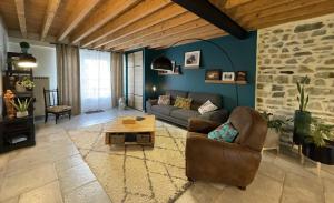 a living room with a couch and a table at Maison mado-lily in Bidos