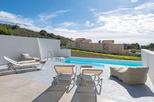 Bazén v ubytování Mythos villas nebo v jeho okolí + 37 fotografií