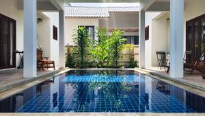 Bazén v ubytování Baan Bhuwann Holiday Apartment nebo v jeho okolí
