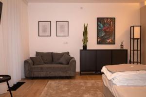 Postel nebo postele na pokoji v ubytování Mein Träumchen Apartements- 3 Lila stillvoll und zentral für bis zu 4 Personen