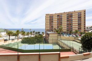 un appartamento con un campo da tennis sul balcone di un edificio di Home2Book Cozy Coastal Duplex & Pool, Caletillas a Punta Larga