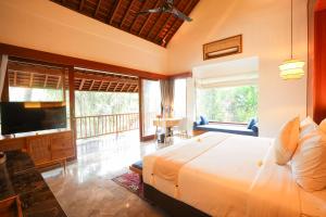 Postel nebo postele na pokoji v ubytování The Allure Ubud Villas + 37 fotografií