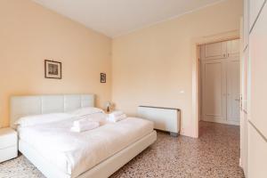 una camera da letto con un grande letto bianco in una stanza di Giudecca Elegant APT with Stunning Lagoon View! a Venezia