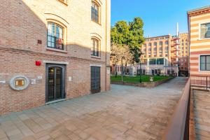 un vicolo di mattoni tra due edifici di Giudecca Elegant APT with Stunning Lagoon View! a Venezia