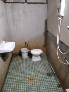a bathroom with a toilet and a sink at Baan Saikuan in Phra Ae beach