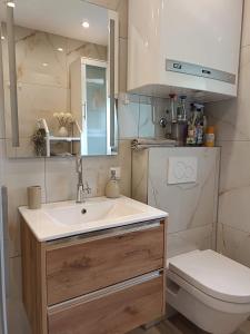 Łazienka w obiekcie Haus Flora - Ferienwohnung Bodensdorf