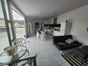 a living room with a couch and a table at APTO DUPLEX 3 Dorm em APARECIDA 600 m da basilica in Aparecida