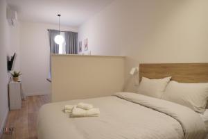 een slaapkamer met een bed met twee handdoeken erop bij CH 5Torres in Madrid