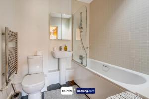 Colindaleにある7Nights Special l Modern Apartment l Sleeps Up to 8 l Cozy 2 Bedrooms Apt By Capital Retreats Short Lets & Serviced Accommodation in Colindale With Free WIFI l Flat 4のトイレ、洗面台、浴槽を備えたバスルーム
