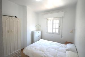 タリファにある195 Livingtarifa Jazminのベッドと窓のある白い寝室