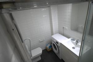 タリファにある195 Livingtarifa Jazminの洗面台と洗濯機を備えたバスルーム +14枚の写真